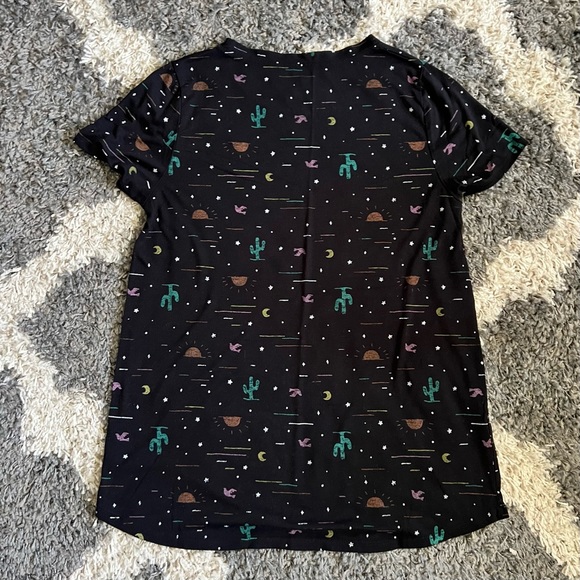 💖5/$25 Black tee w/ colorful desert print - Picture 3 of 4